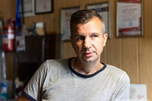 Витражист Александр Полежаев — о витражах на дверях домов и конце программы ФКР