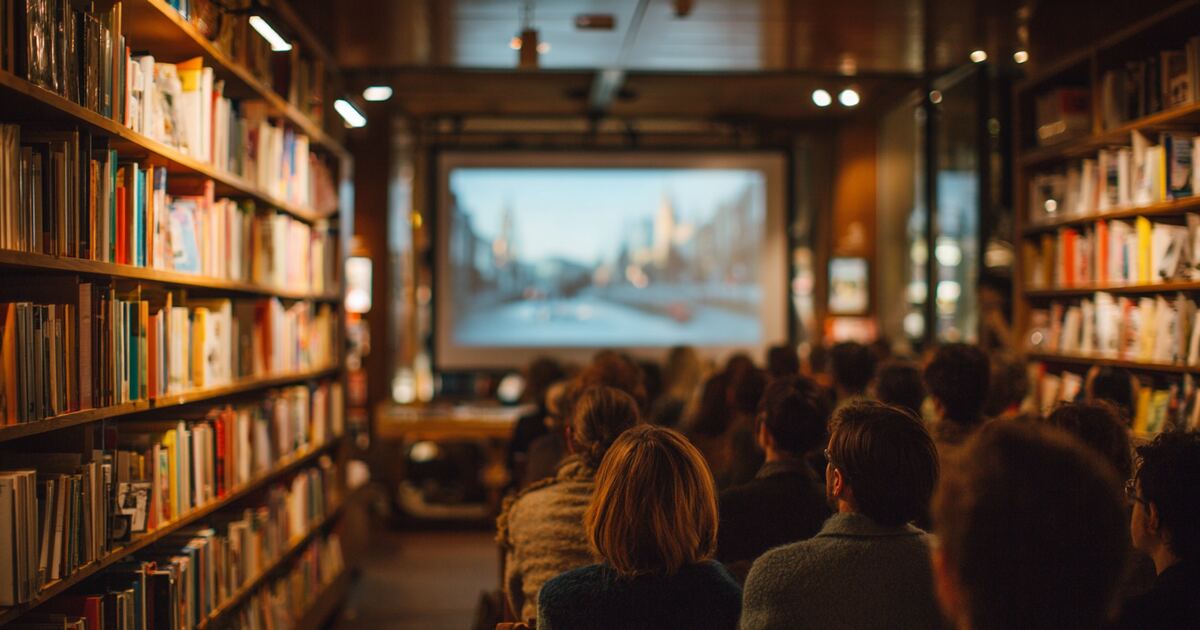 Семь бесплатных событий выходных: караоке нулевых, лекция о Булгакове и змеи над косой