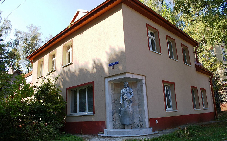 Дом со скульптурой „Рыбак Раушена“, улица Гагарина, 8